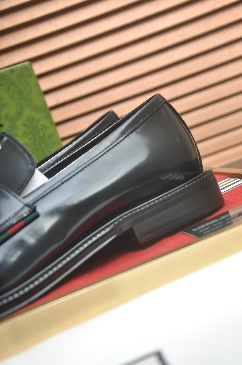 Men's shoes💰500💶Italy's top luxury men's shoe giant (GUCCI) (Gucci) (full cowhide lining) new arrival🍃Original European style🔰 Pleasant to the eye😍In order to make the shoes more durable and non-deformable🌀The production continues to follow traditional methods but there is still no lack of innovation💪Choose original sheepskin for the leather♻️ Smooth and natural And extra bright ⭐Made of imported cowhide, the first choice of rich people 38-45 (45 customized)